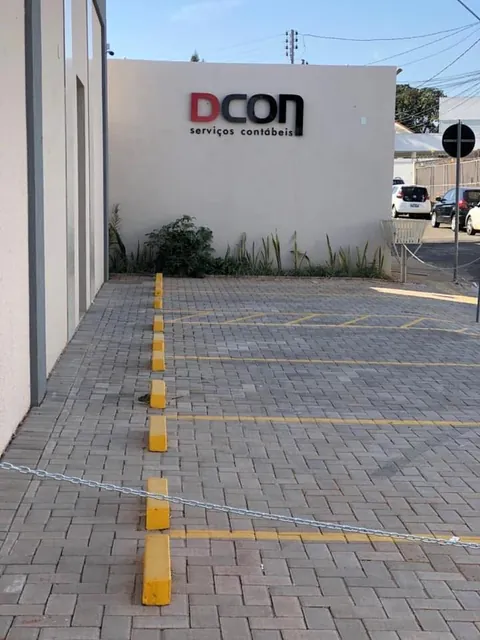 Fachada da DCON Serviços Contábeis em Goiânia e estacionamento